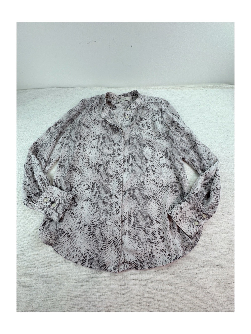 Loft women's size XS animal Print Long-Sleeve Button-Up Blouse - Gray